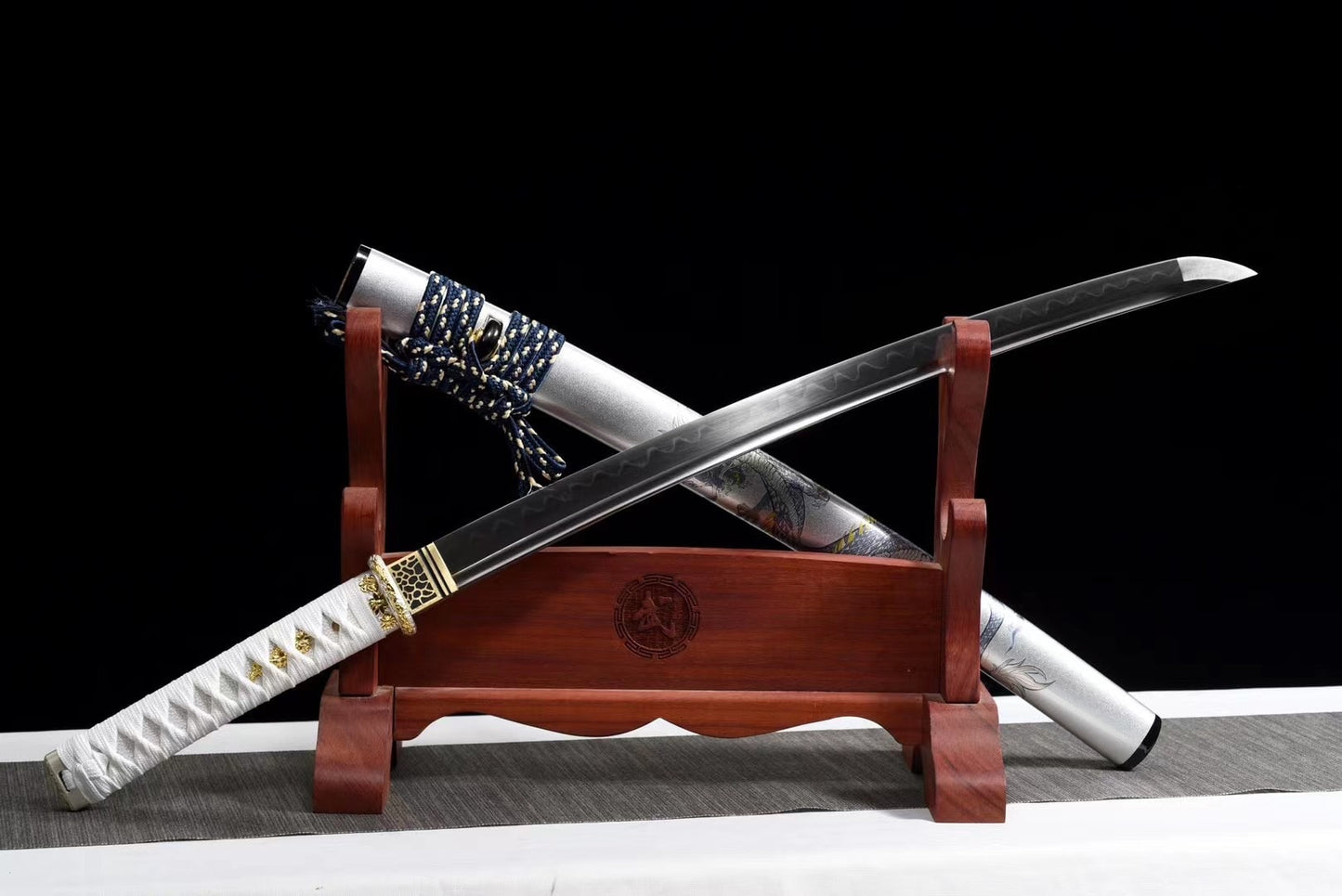 Vue complète du wakizashi Tamana sur support en bois