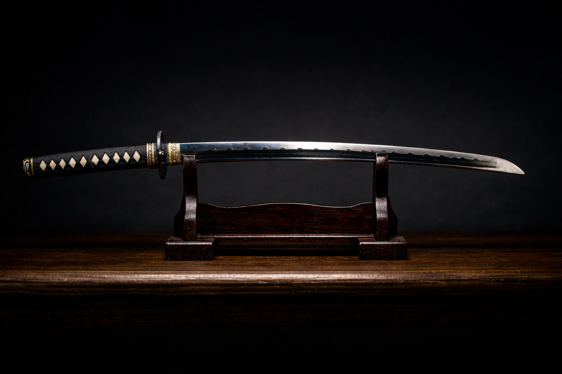 Katana japonais authentique sur katanakake en bois sombre