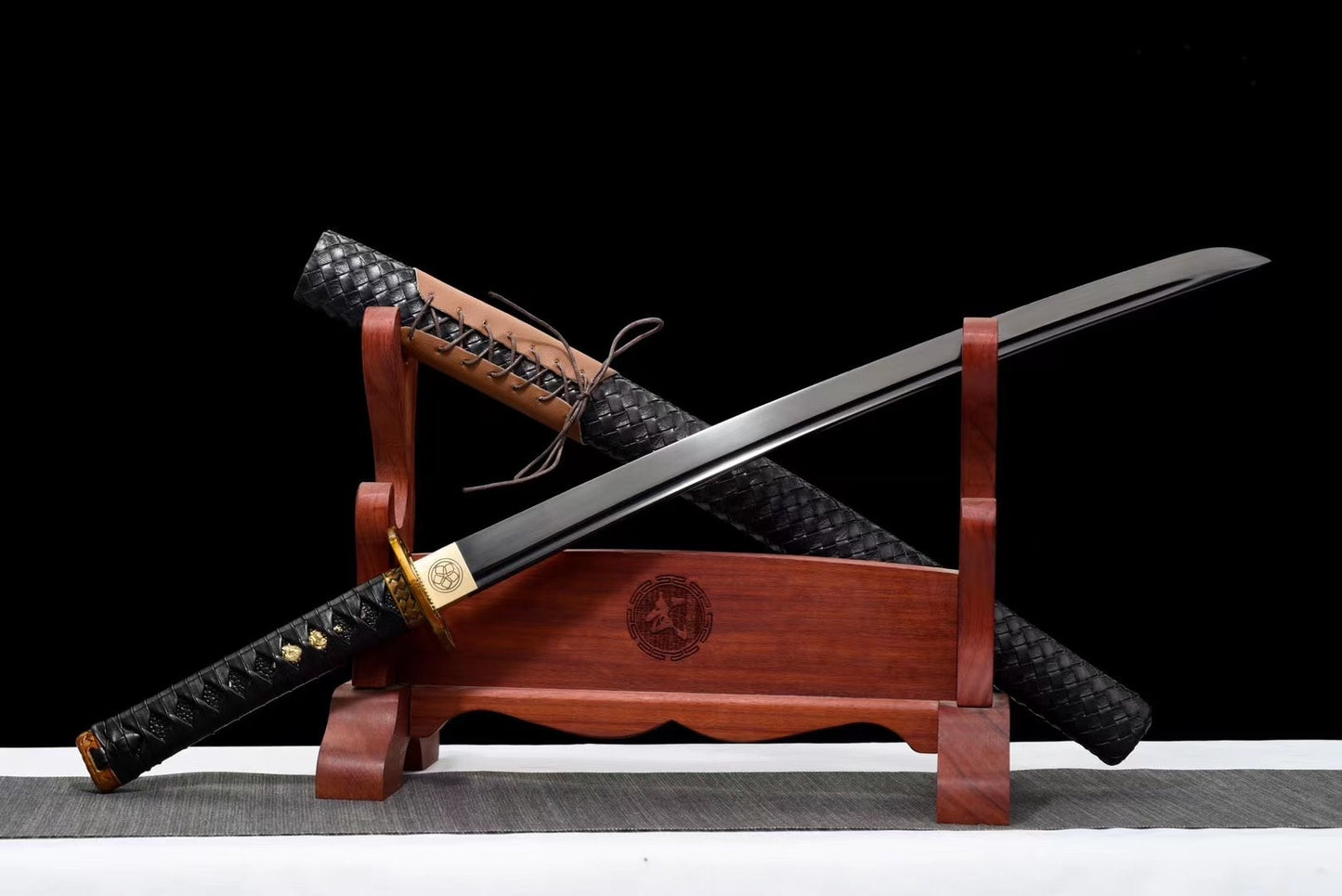 Tsuka tressée du wakizashi Koshi avec menuki traditionnel