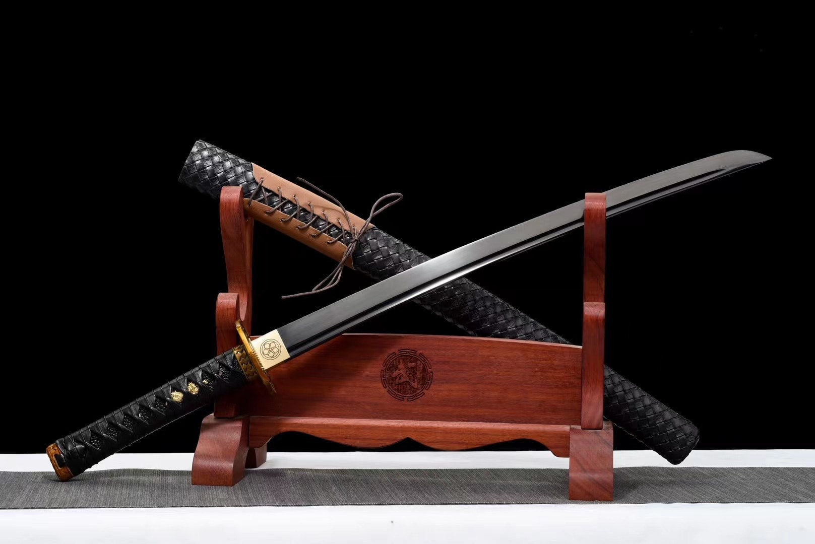 Tsuka tressée du wakizashi Koshi avec menuki traditionnel