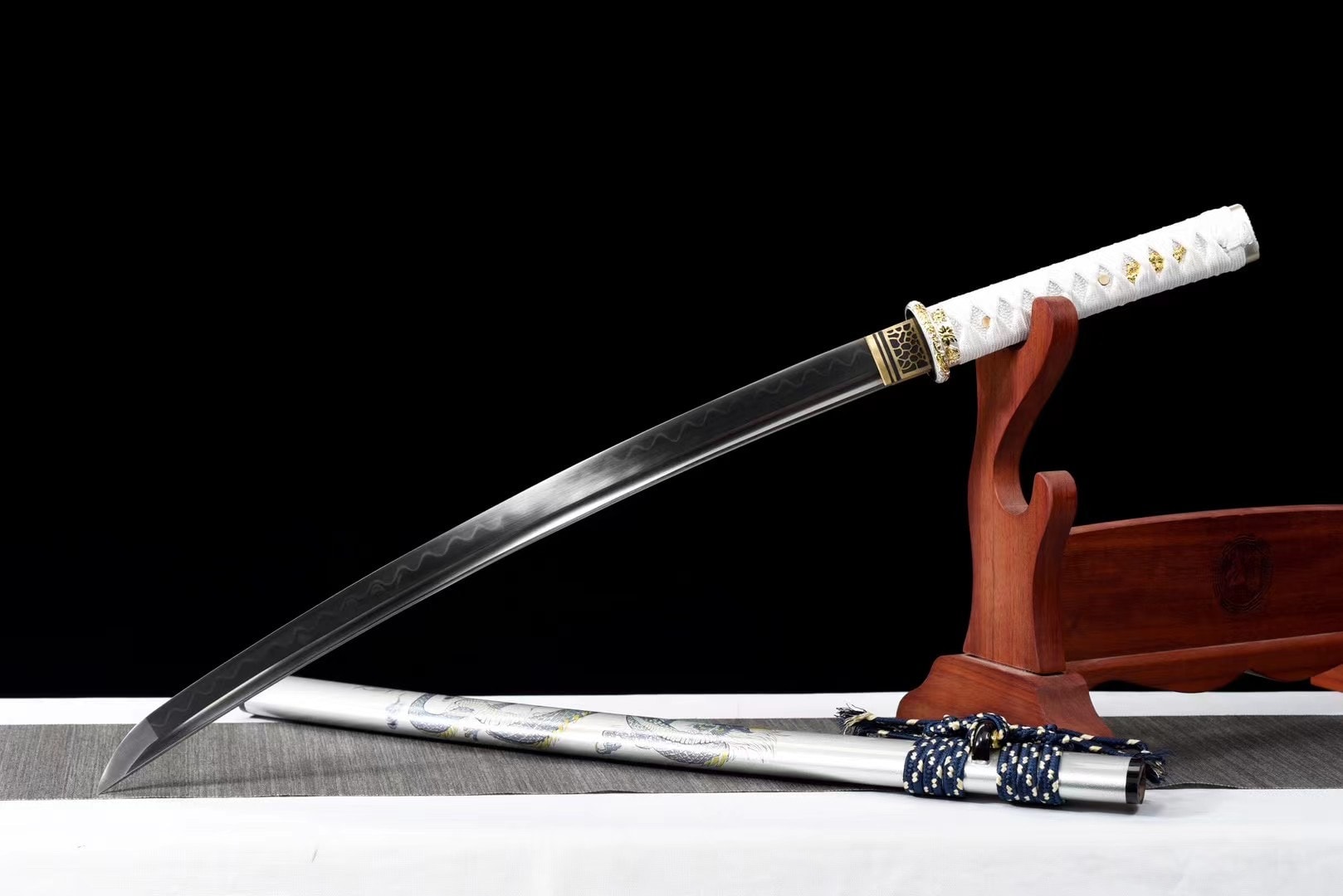 Wakizashi Tamana dans sa saya en bois laqué