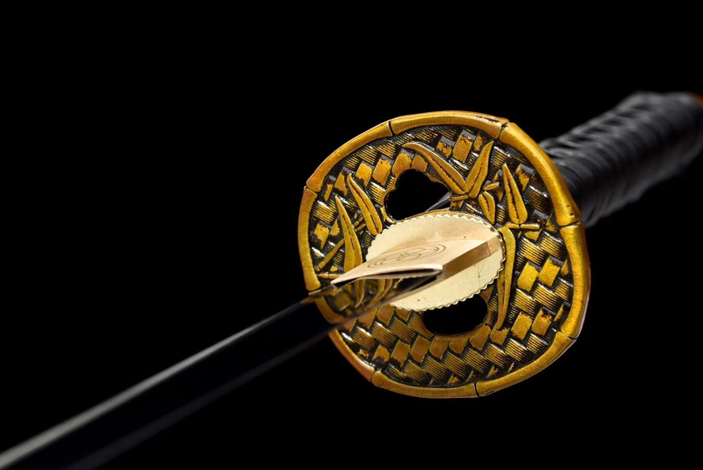 Vue complète du wakizashi Koshi sur support en bois