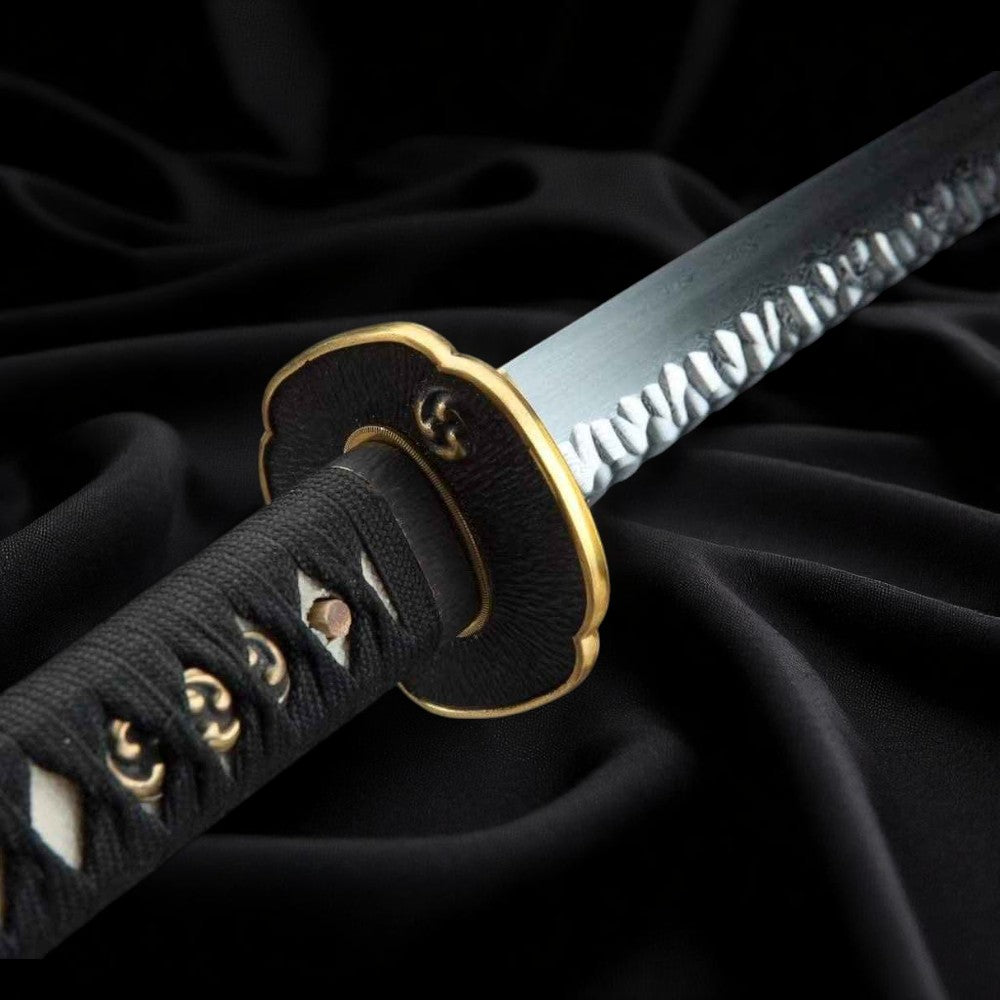 Katana Fleur de Feu – Damas - vue d'ensemble sur fond noir