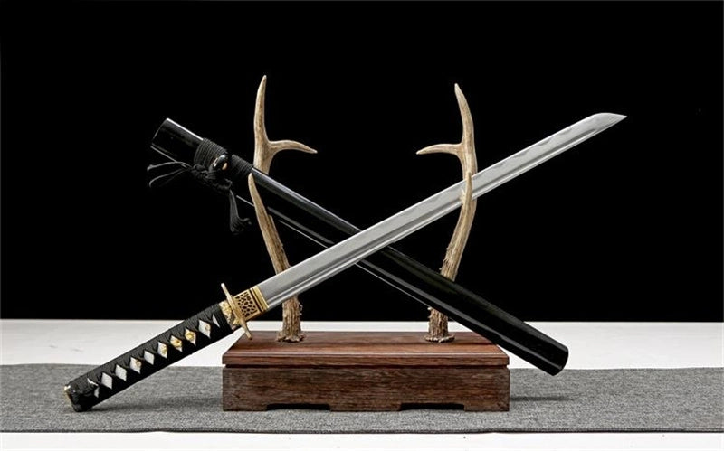 Tsuka tressée du wakizashi Kanoya avec menuki traditionnel