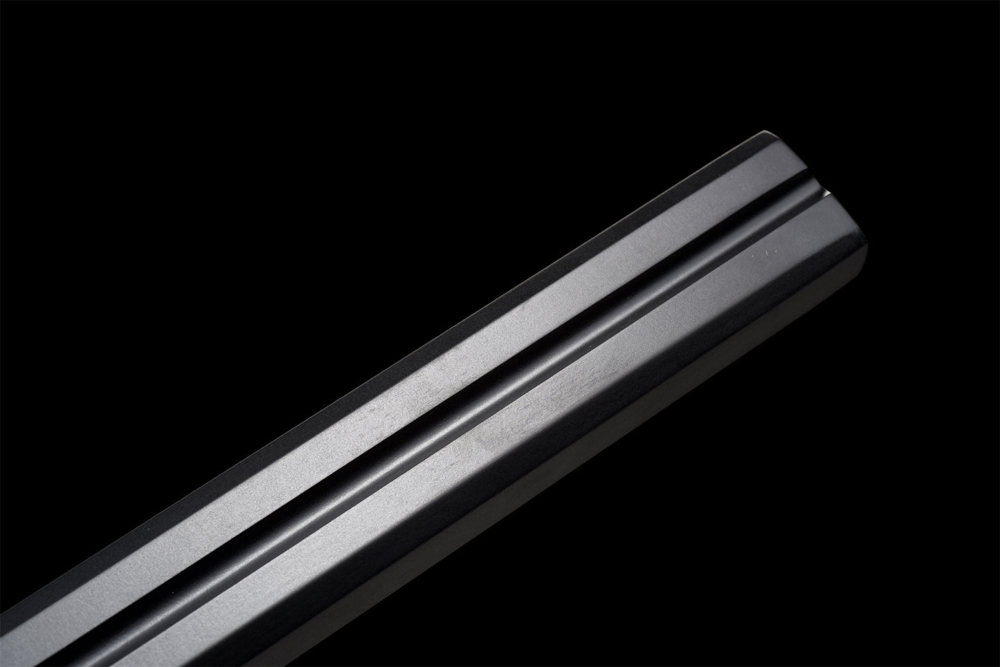 Katana Sasuke Uchiwa – Naruto - détail de la tsuba (garde)