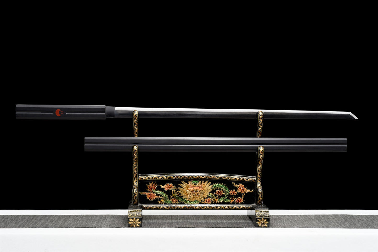 Katana Sasuke Uchiwa – Naruto - vue d'ensemble sur fond noir