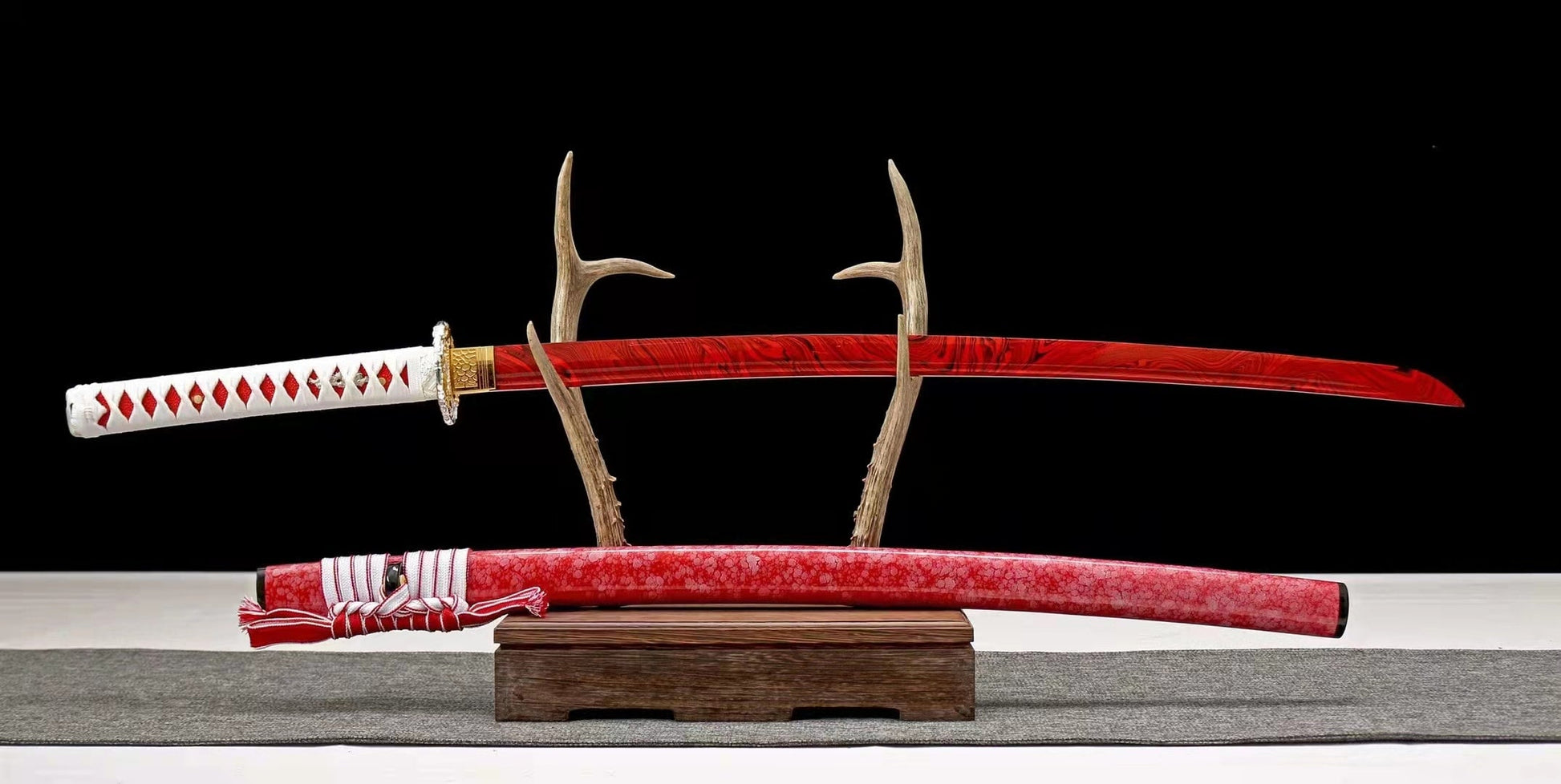 Katana Akita – Acier 1060 - détail de la tsuba (garde)