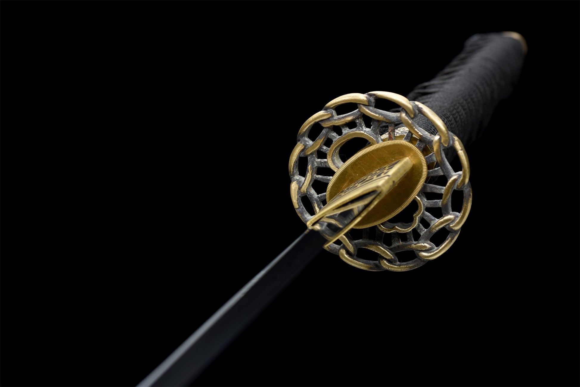 Vue complète du wakizashi Maizuru sur support en bois