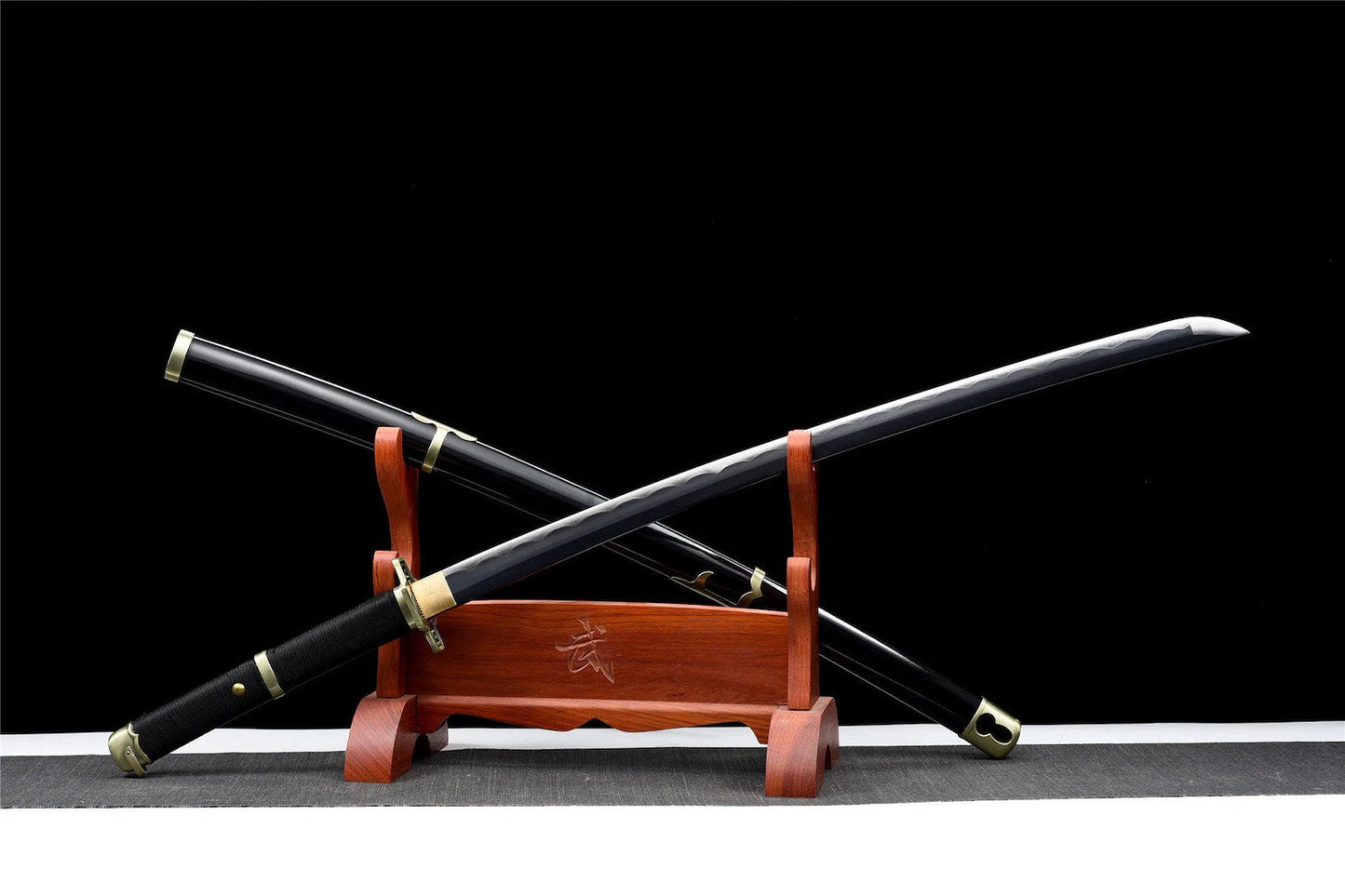 Katana Yubashiri – One Piece - vue d'ensemble sur fond noir